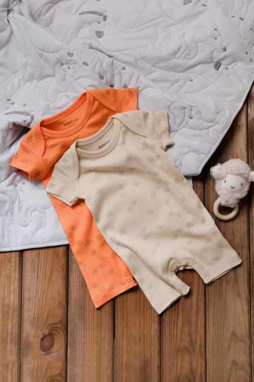 Pijamas de una pieza con patas de algodón y estampado de conejito de manga  larga a juego para bebés y niños pequeños